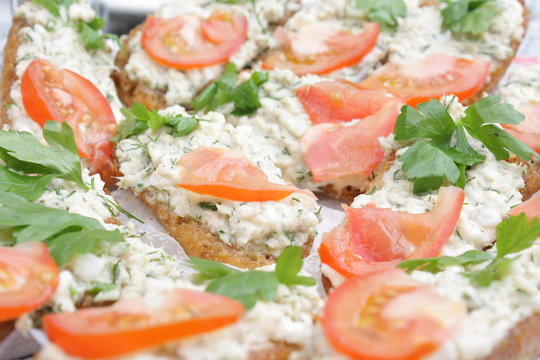 Sandwiches with fish, tomatoes and parsley
