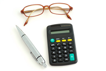 calculette stylo et  lunettes