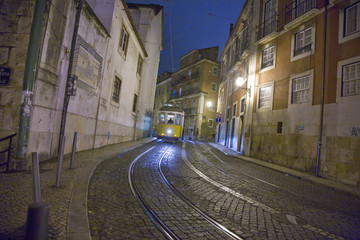 Gasse in der Altstadt von Lissabon bei Nacht