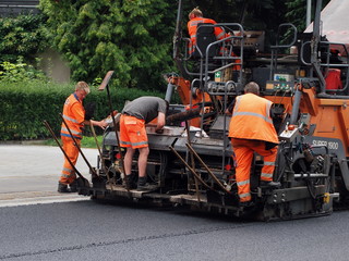 Bauarbeiter beim Asphaltieren einer Straße