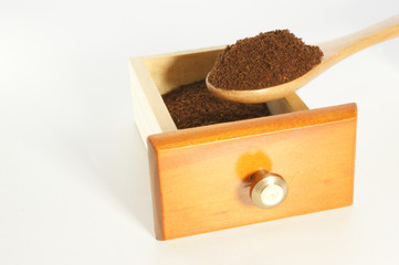 Kaffeepulver auf einem Holzlöffel