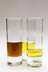 tres vasos con licor