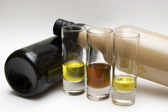 botellas de licor  y vasos