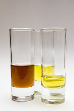 tres vasos con licor