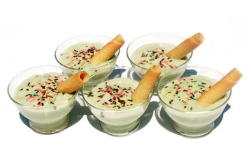 Dessert à la pistache au soleil et leurs et ombres