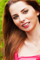 Obraz premium Face of smiling natural young woman outdoors