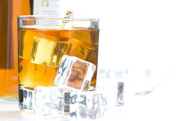 alcoholic beverage whith ice cubes