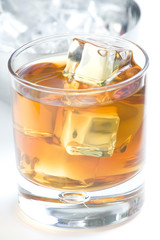 alcoholic beverage whith ice cubes