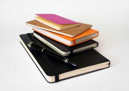 Cuadernos varios y pluma estilografica