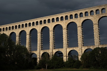 Fototapeta na wymiar Piękna 19 wieku most (Prowansja, Francja)