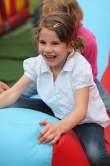 Kind beim spielen auf Hüpfburg