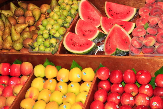 Marktstand mit frischem Obst und Gem&uuml;se