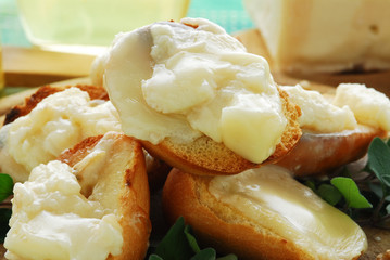 Bruschette al taleggio e noci - Antipasti della Lombardia