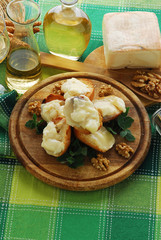 Bruschette al taleggio e noci - Antipasti della Lombardia