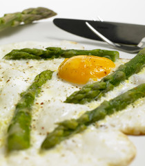egg omelet with green aspargus
