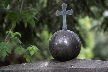 Kreuz auf einer Kugel