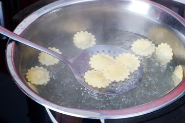 Tortellini auf Schaumkelle