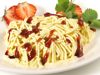 Spaghettieis mit Erdbeersauce