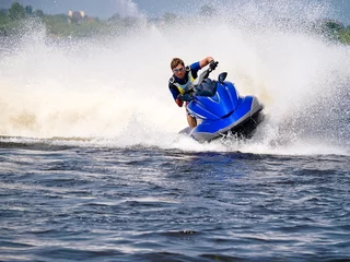 Fotobehang Man op Wave Runner op het water © Crok Photography