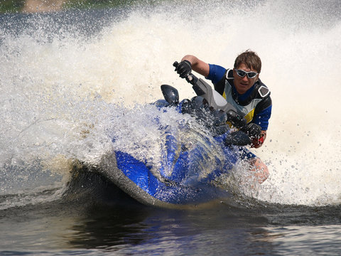 Man on jet-ski turns very fast with diving