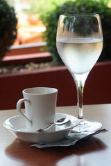 Café, verre d'eau, billet euros