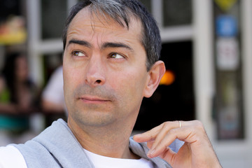 homme en pleine réflexion