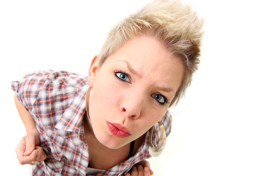 Neugierige junge Frau