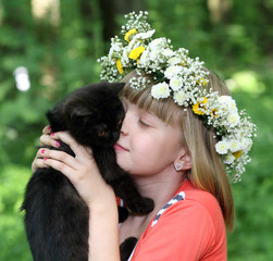Naklejka premium Girl and black kitten.