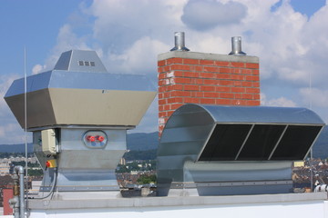 Klimaanlage und Schornstein