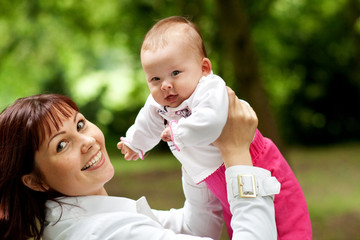 Lächelnde Mutter mit Baby