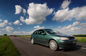 Obraz na płótnie Canvas Road, samochód, niebieski pochmurne niebo