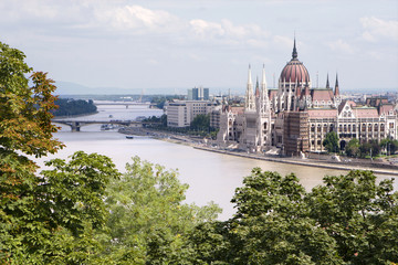 Fototapeta na wymiar parliament in Budapest