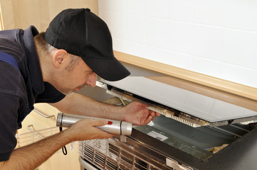 Handwerker untersucht Kochfeld