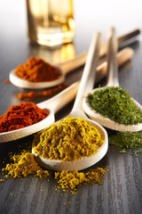 Gewürze auf Löffel