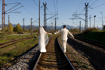 Hochzeitspaar auf Gleisen