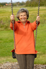 Seniorin auf einem Spielplatz