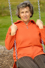 Seniorin auf einem Spielplatz