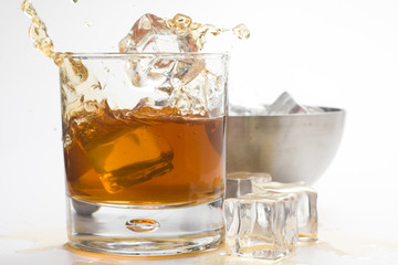 alcoholic beverage whith ice cubes