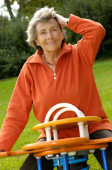 Seniorin auf einem Spielplatz