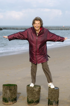 Seniorin albert beim Strandspaziergang