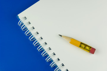 Kurzer Bleistift mit Notizblock