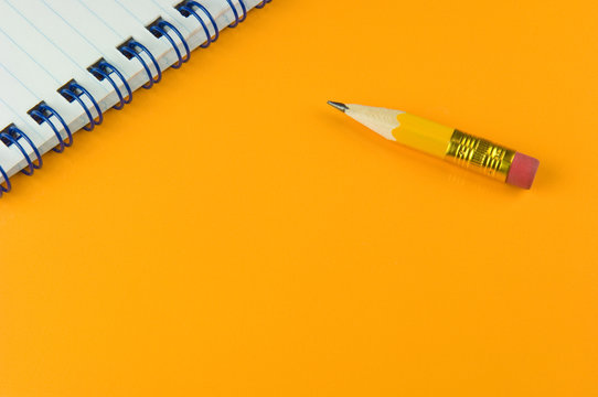 Kurzer Bleistift mit Notizblock