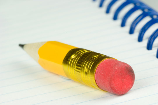 Kurzer Bleistift mit Notizblock