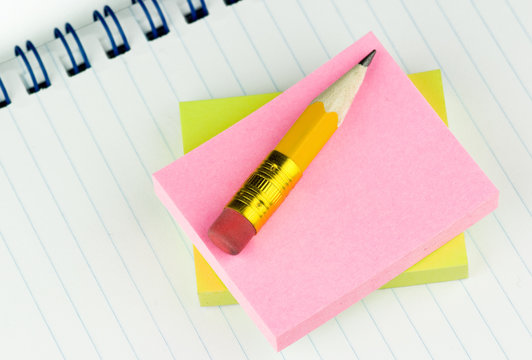 Kurzer Bleistift mit Notizblock