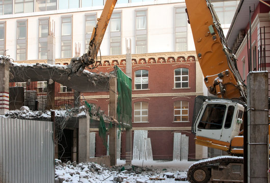 heavy dredger demolishes building