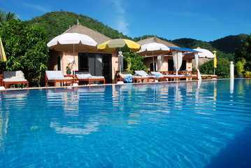 Bungalow en bord de piscine