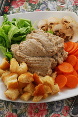Foglie di insalatina fresca con pate di champignon - Contorni
