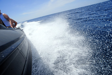 spruzzi d'acqua di un motoscafo