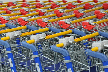 Die Einkaufswagen: Für den Supermarkteinkauf,  Großeinkauf viele Einkaufskörbe , Schubwagen mit Drahtkorb für den Transport der Waren.