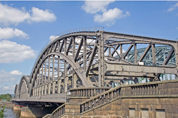 Fototapeta na wymiar Hamburg: spójrz na Norderelbbrücke w Freeport